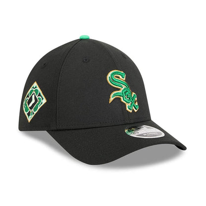 Pictured is this MLB Saint Patrick's Day Chicago White Sox 39THIRTY M-Crown A-Frame Stretch Fit cap in black. 1