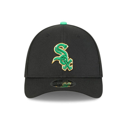 Pictured is this MLB Saint Patrick's Day Chicago White Sox 39THIRTY M-Crown A-Frame Stretch Fit cap in black. 2