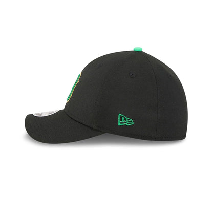 Pictured is this MLB Saint Patrick's Day Boston Red Sox 39THIRTY M-Crown A-Frame Stretch Fit cap in black. 6