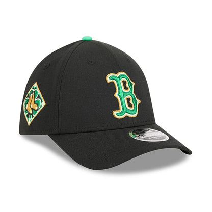 Pictured is this MLB Saint Patrick's Day Boston Red Sox 39THIRTY M-Crown A-Frame Stretch Fit cap in black. 1