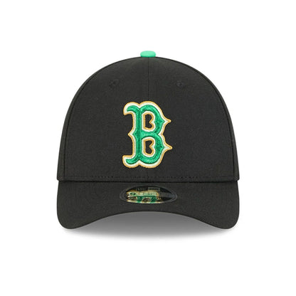 Pictured is this MLB Saint Patrick's Day Boston Red Sox 39THIRTY M-Crown A-Frame Stretch Fit cap in black. 2