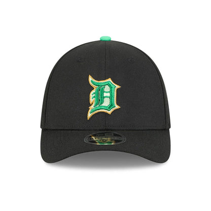 Pictured is this MLB Saint Patrick's Day Detroit Tigers 39THIRTY M-Crown A-Frame Stretch Fit cap in black. 2