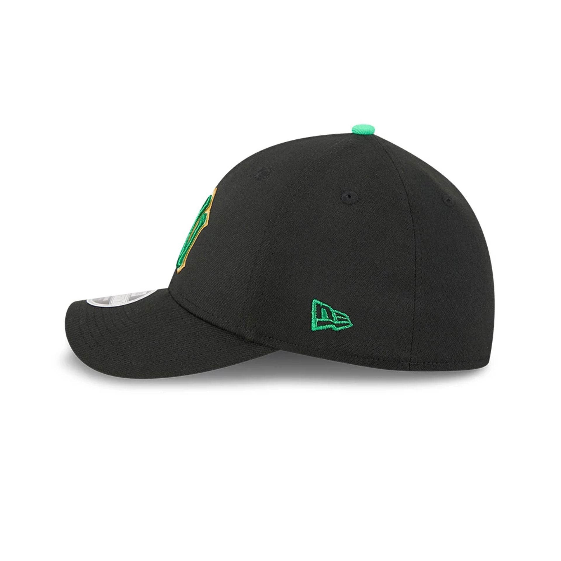 Pictured is this MLB Saint Patrick's Day New York Yankees 39THIRTY M-Crown A-Frame Stretch Fit cap in black. 5