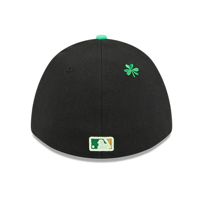 Pictured is this MLB Saint Patrick's Day New York Yankees 39THIRTY M-Crown A-Frame Stretch Fit cap in black. 6