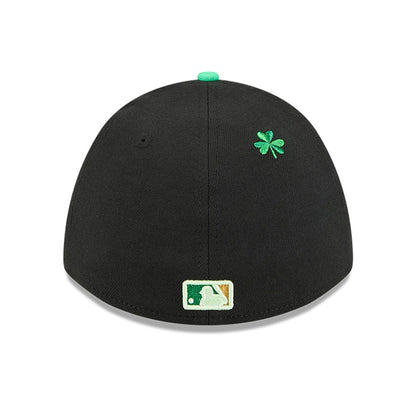 Pictured is this MLB Saint Patrick's Day New York Mets 39THIRTY M-Crown A-Frame Stretch Fit cap in black. 6