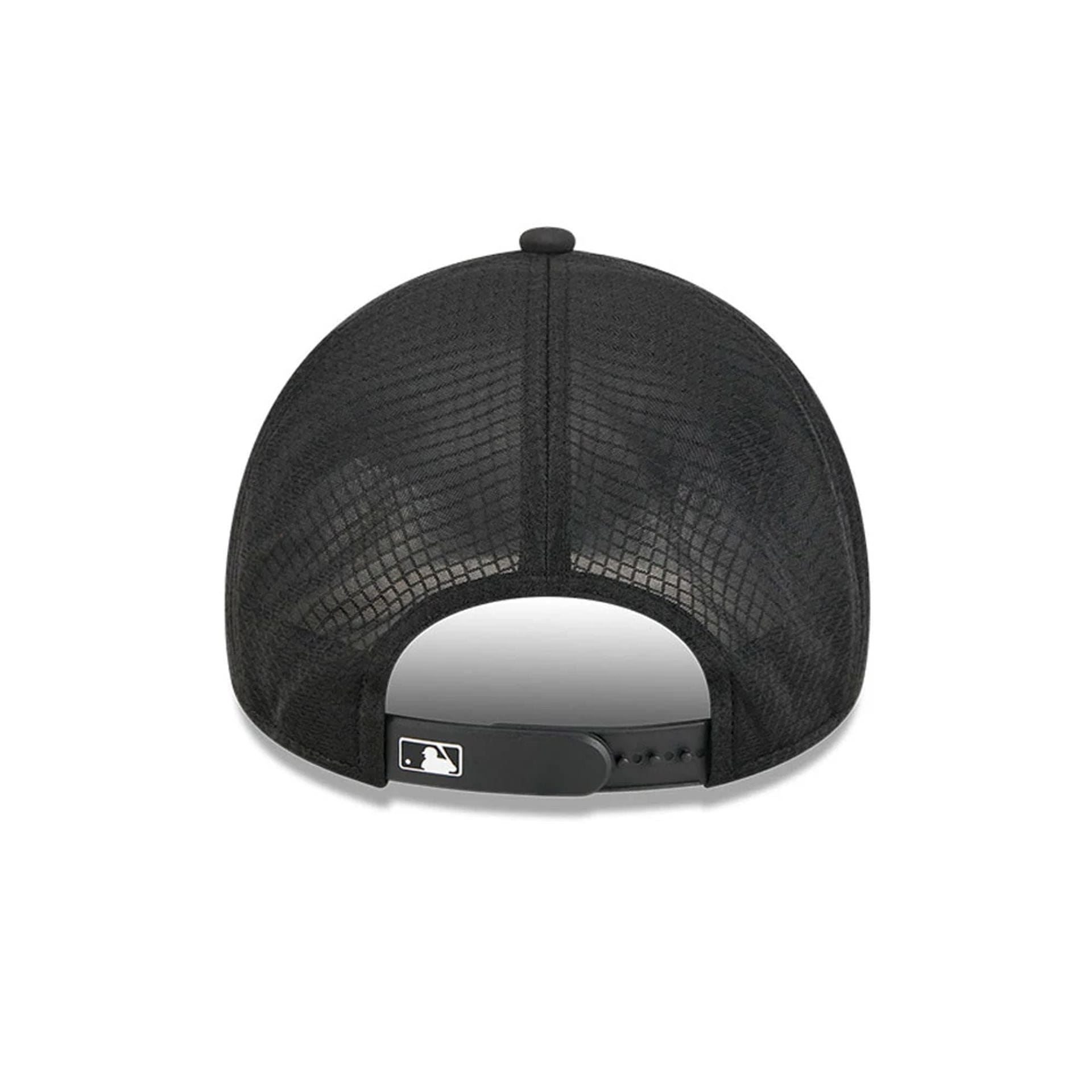 Pictured is this MLB Batting Practice 2026 Chicago White Sox 9FORTY Apex cap in black. 4