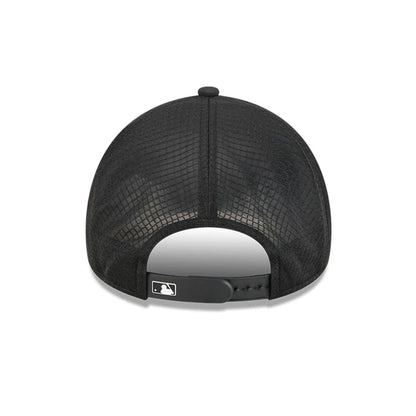 Pictured is this MLB Batting Practice 2026 Chicago White Sox 9FORTY Apex cap in black. 4
