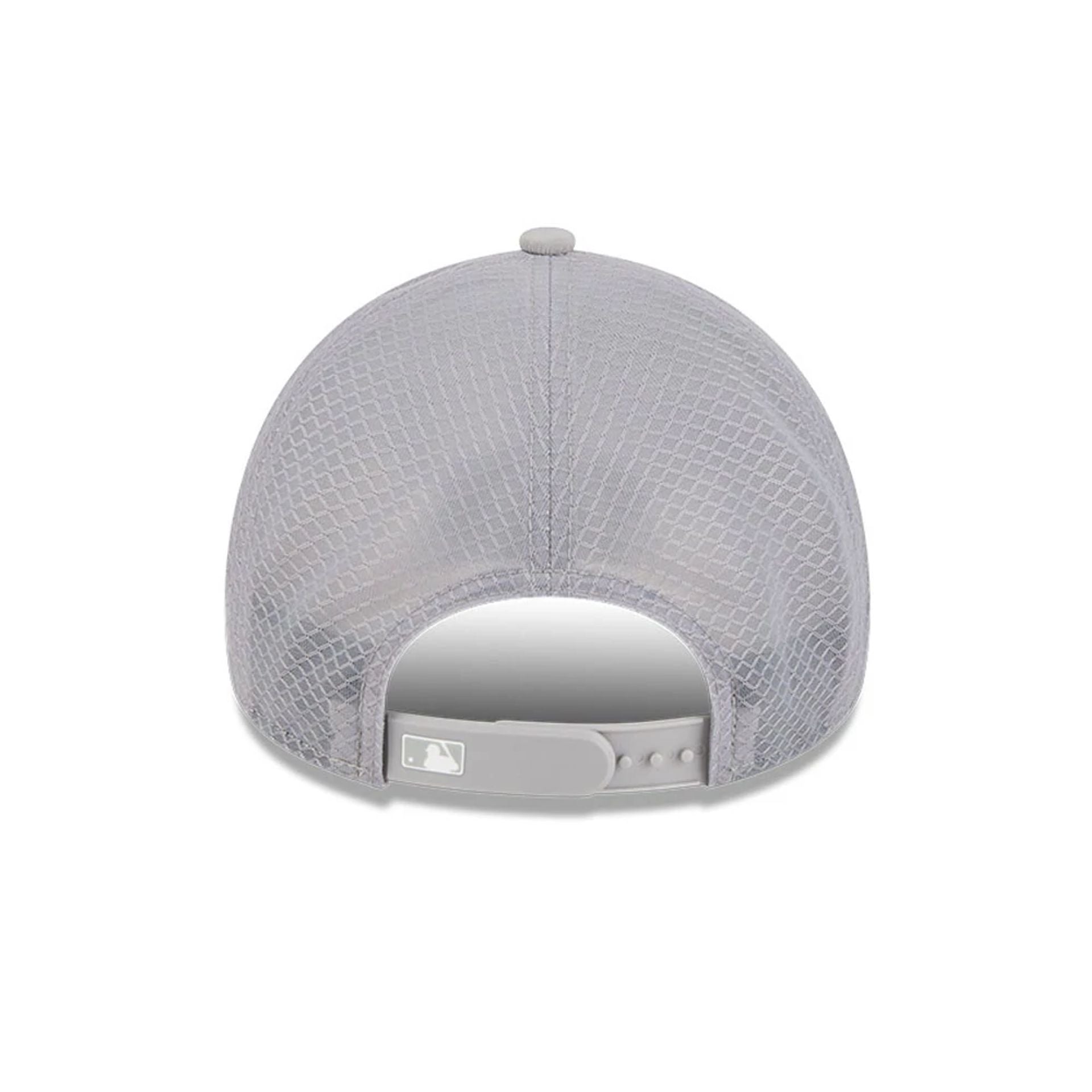 Pictured is this MLB Batting Practice 2026 Athletics 9FORTY Apex cap in grey. 4