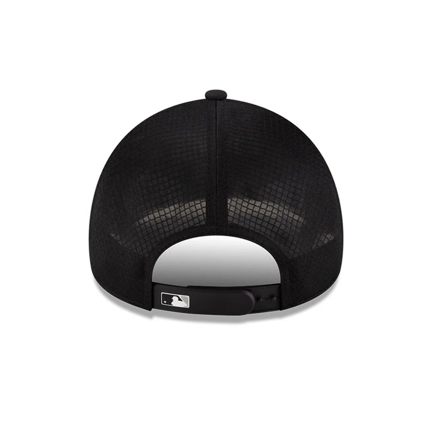 Pictured is this MLB Batting Practice 2026 Chicago White Sox 9FORTY Apex cap in Black. 4