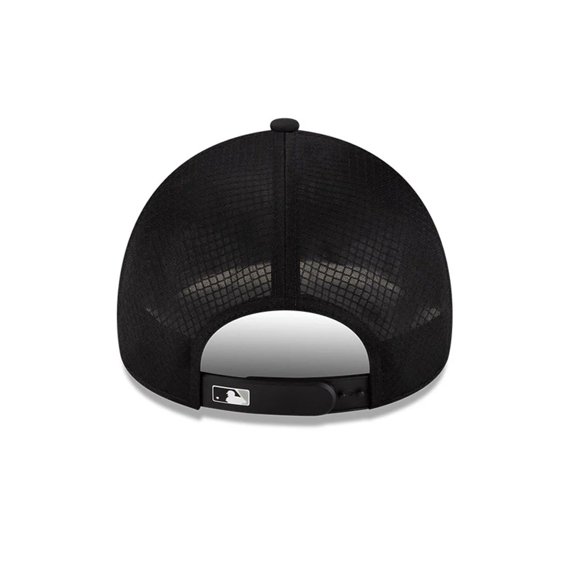 Pictured is this MLB Batting Practice 2026 Chicago White Sox 9FORTY Apex cap in Black. 4