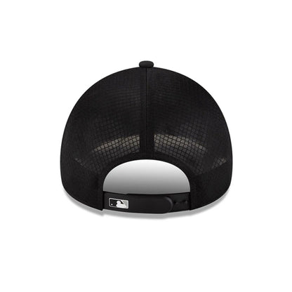 Pictured is this MLB Batting Practice 2026 Chicago White Sox 9FORTY Apex cap in Black. 4