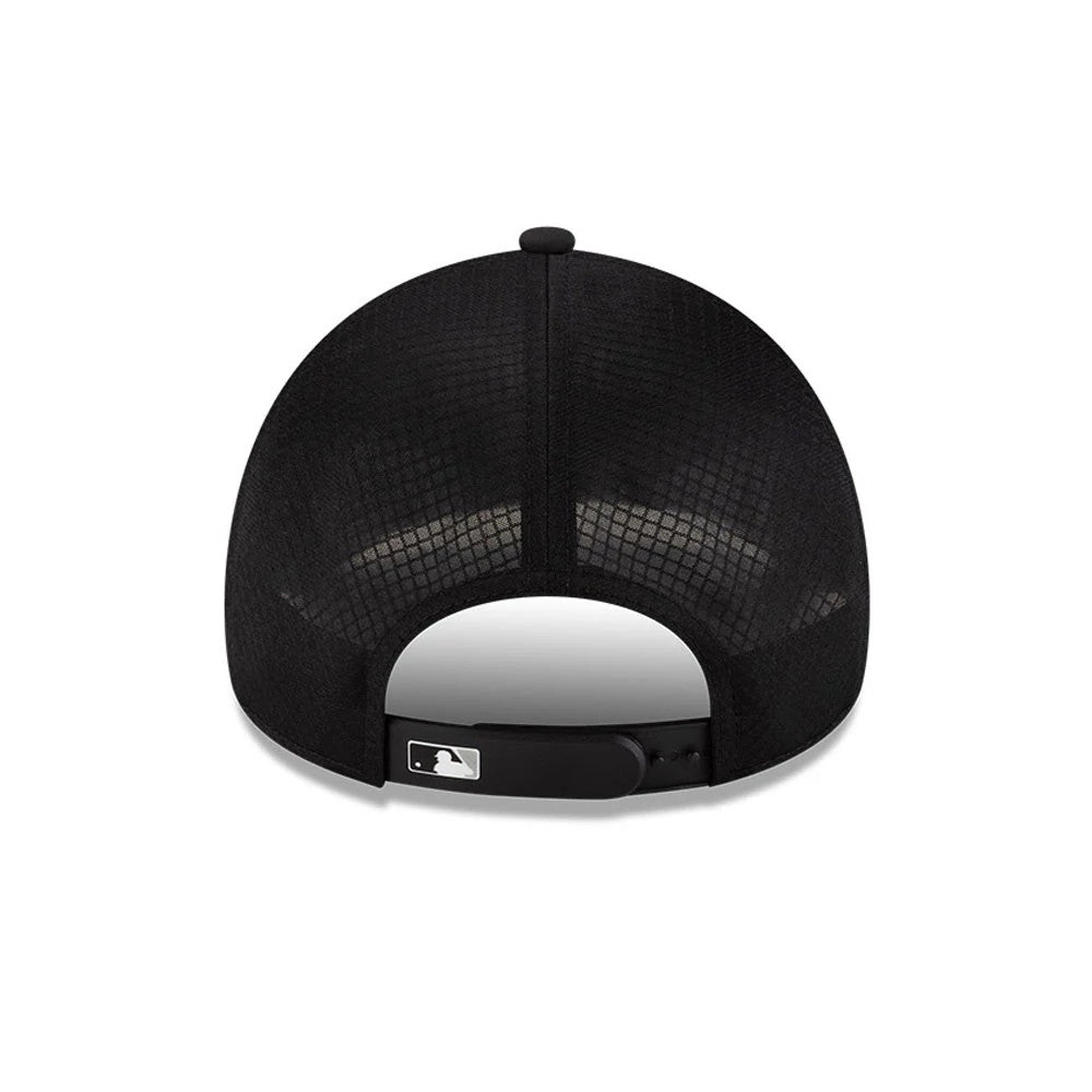 Pictured is this MLB Batting Practice 2026 Chicago White Sox 9FORTY Apex cap in Black. 4