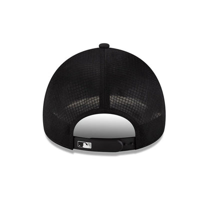 Pictured is this MLB Batting Practice 2026 Chicago White Sox 9FORTY Apex cap in Black. 4