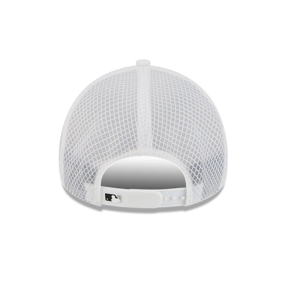 Pictured is this MLB Batting Practice 2026 Chicago White Sox 9FORTY Apex cap in white. 4