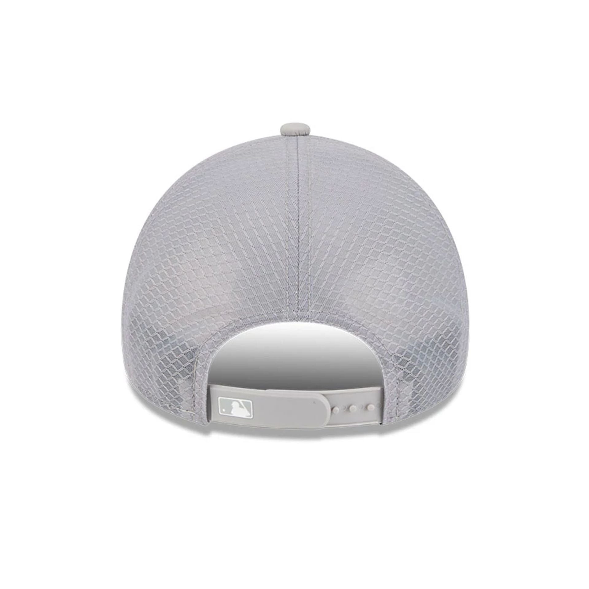 Pictured is this MLB Batting Practice 2026 Chicago White Sox 9FORTY Apex cap in grey. 6