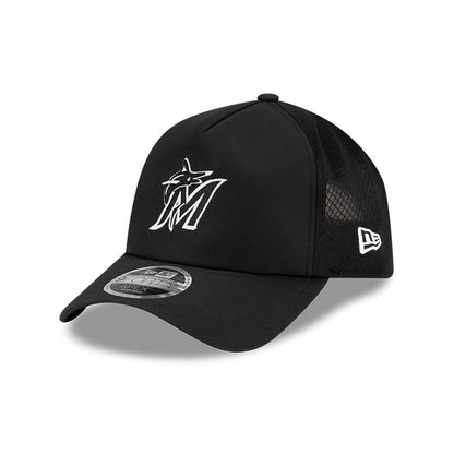 Miami Marlins MLB Batting Practice 2026 Black New Era 9FORTY Apex Adjustable Cap, three-quarter view showing the white embroidered Marlins logo on the front panel, black curved visor with 9FORTY size sticker.