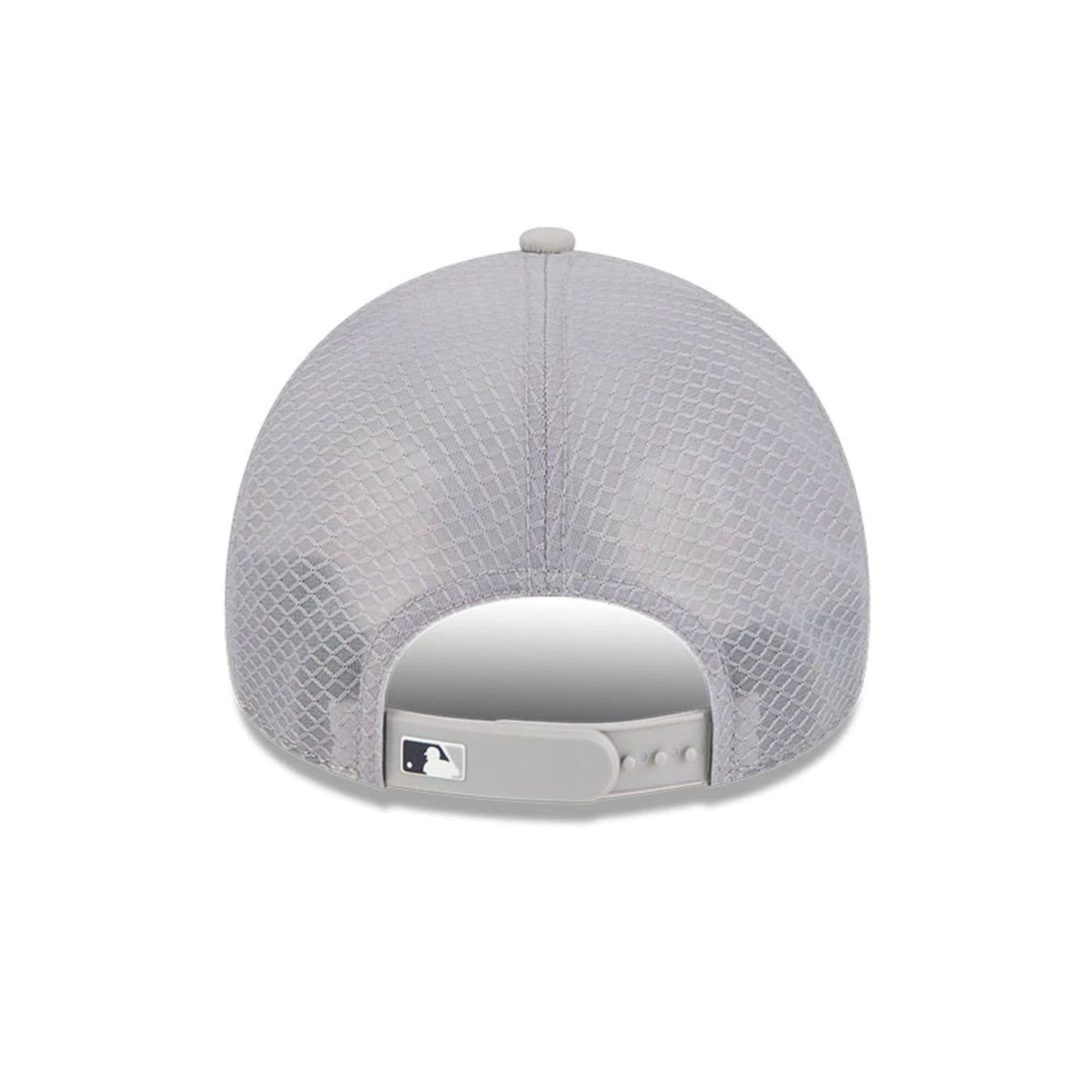 Pictured is this MLB Batting Practice 2026 New York Yankees 9FORTY Apex cap in grey. 2