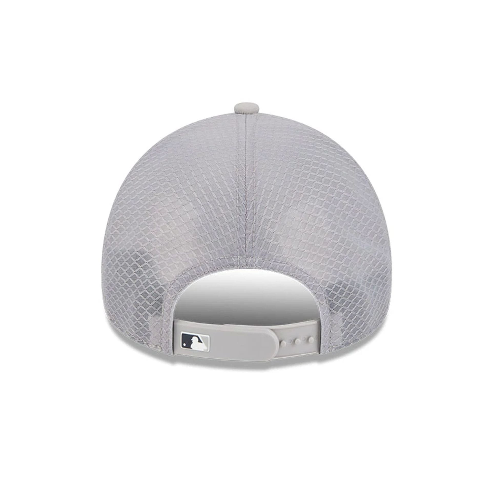 Pictured is this MLB Batting Practice 2026 New York Yankees 9FORTY Apex cap in grey. 2
