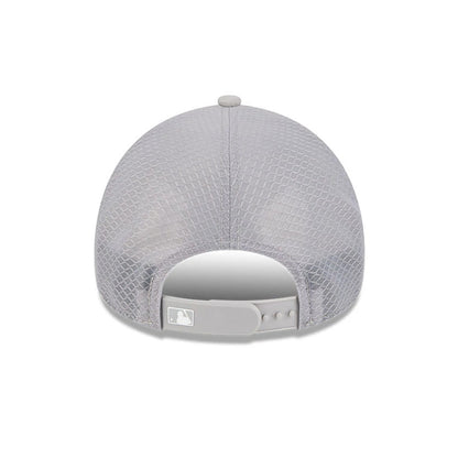 Pictured is this MLB Batting Practice 2026 New York Yankees 9FORTY Apex cap in grey. 2