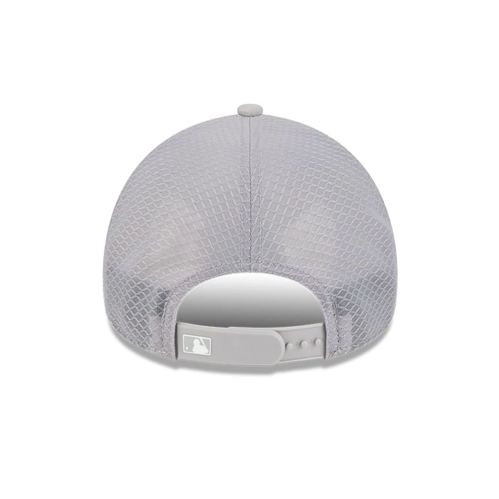 Pictured is this MLB Batting Practice 2026 New York Yankees 9FORTY Apex cap in grey. 2