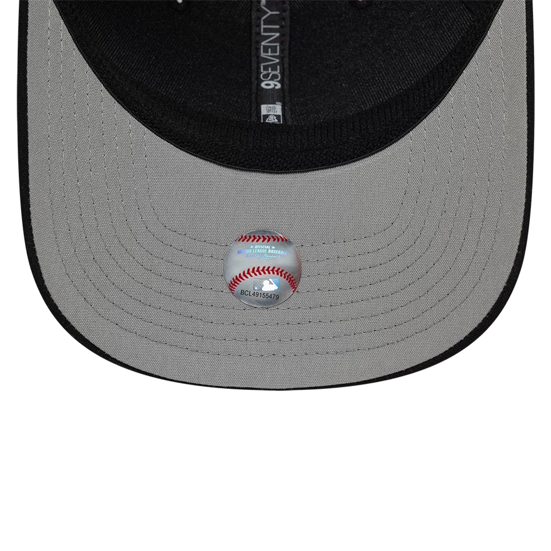 Pictured is this MLB Circles Chicago White Sox 9SEVENTY Stretch Snap cap in black. 2