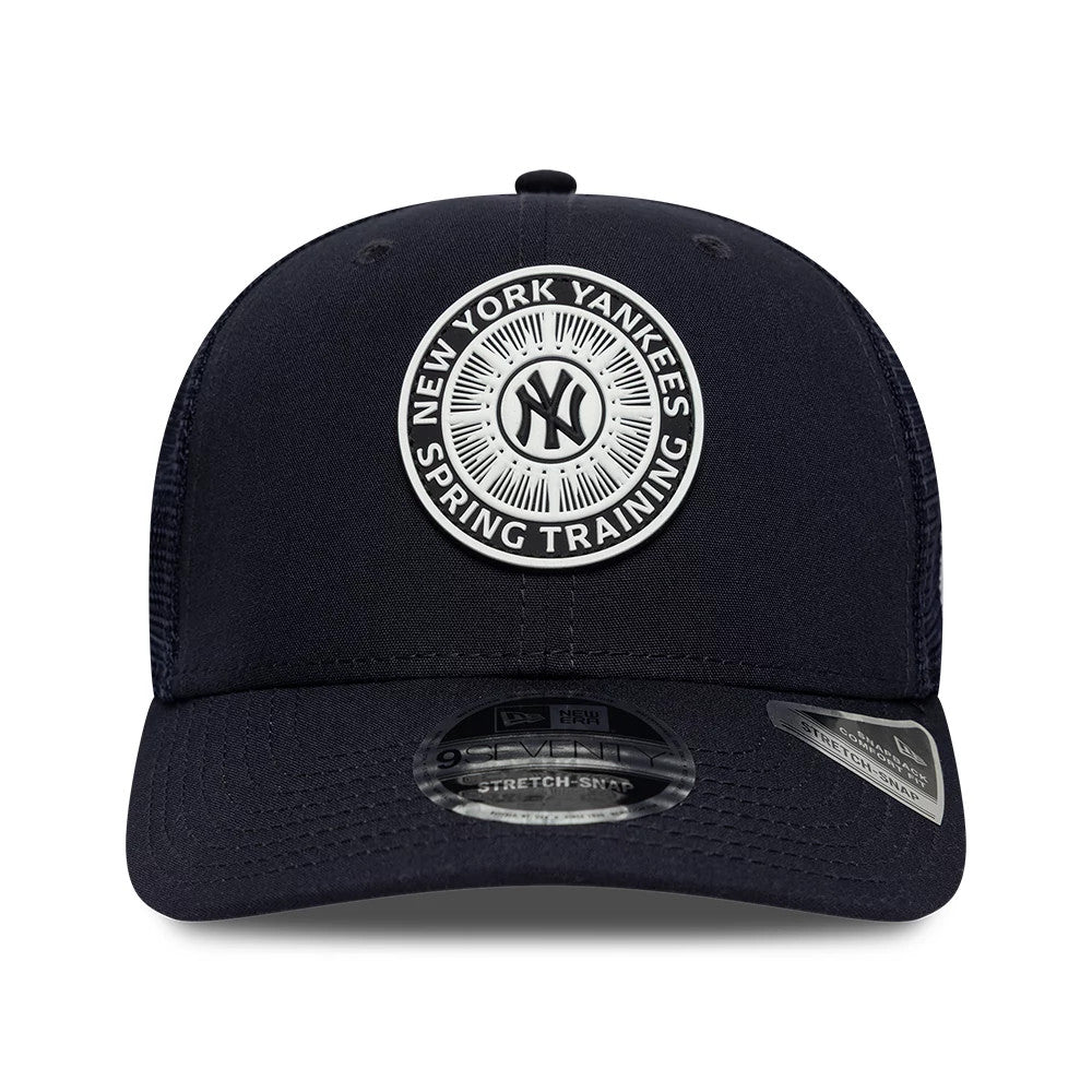 New York Yankees MLB Circles Navy New Era 9SEVENTY Stretch Snap Adjustable Cap, front view showing a raised white embroidered circular Yankees logo on the navy front panel, with a 9SEVENTY size sticker on the curved visor.