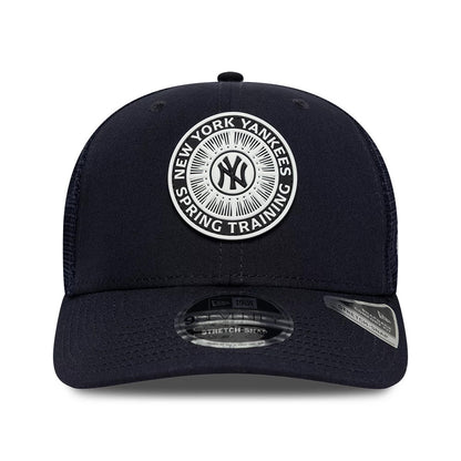 New York Yankees MLB Circles Navy New Era 9SEVENTY Stretch Snap Adjustable Cap, front view showing a raised white embroidered circular Yankees logo on the navy front panel, with a 9SEVENTY size sticker on the curved visor.