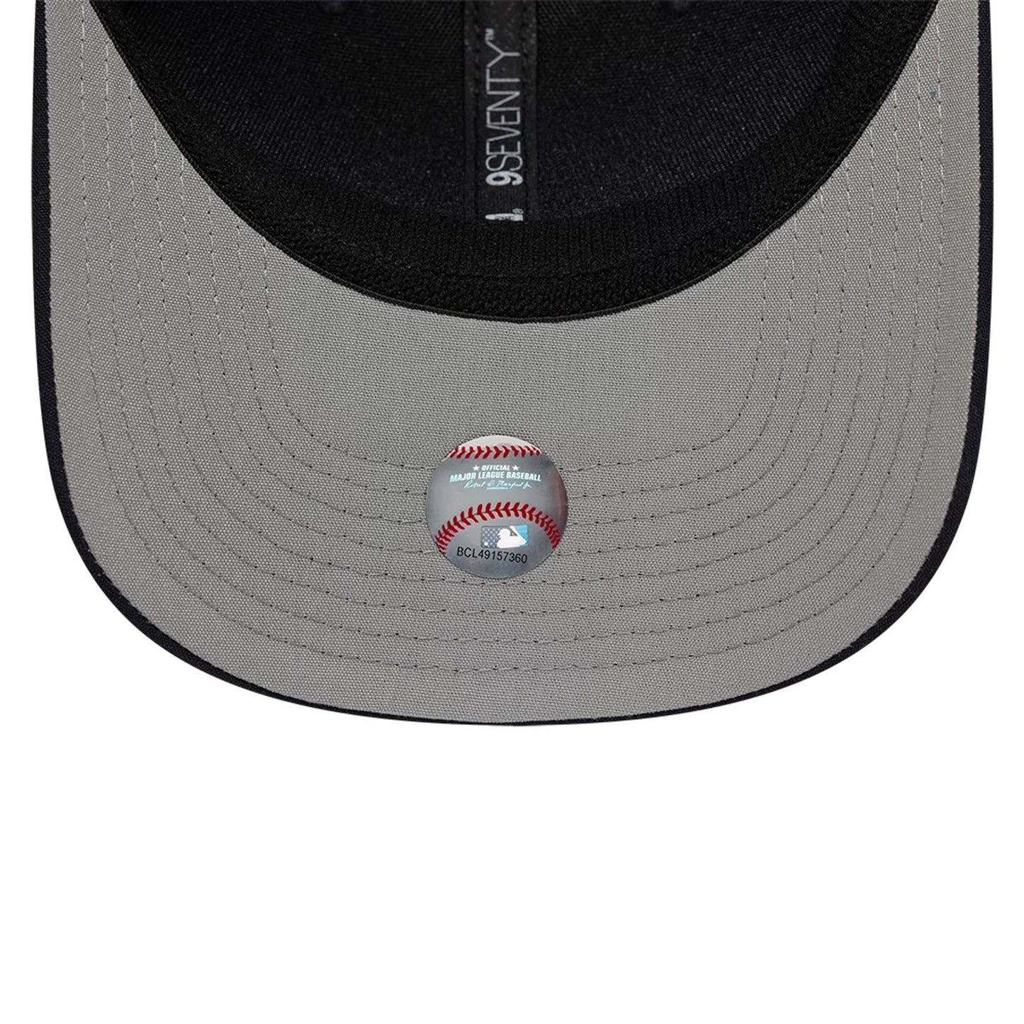 Pictured is this MLB Circles New York Yankees 9SEVENTY Stretch Snap cap in navy. 2