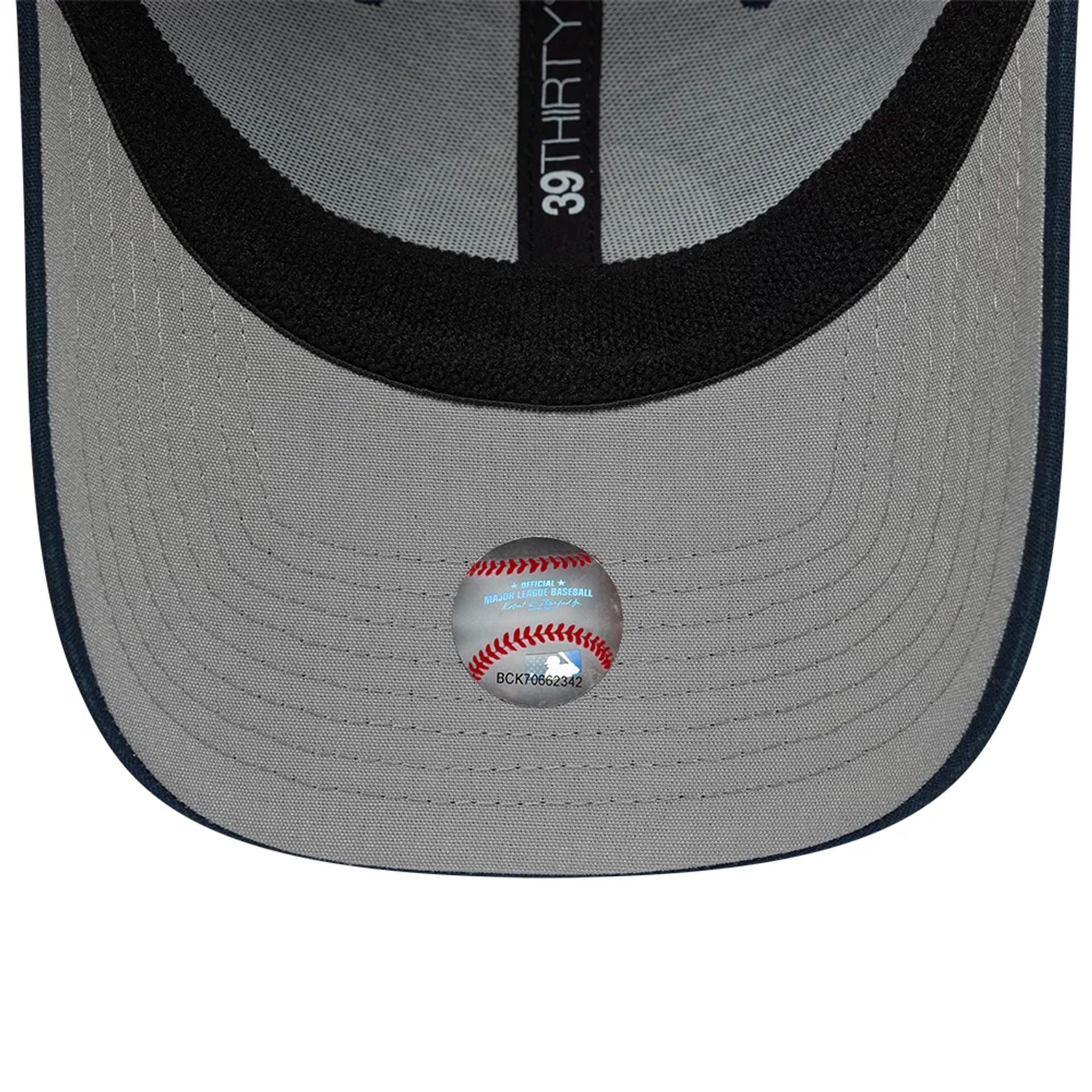 Pictured is this MLB Ripstop LA Dodgers 39THIRTY Stretch Fit cap in dark blue. 2