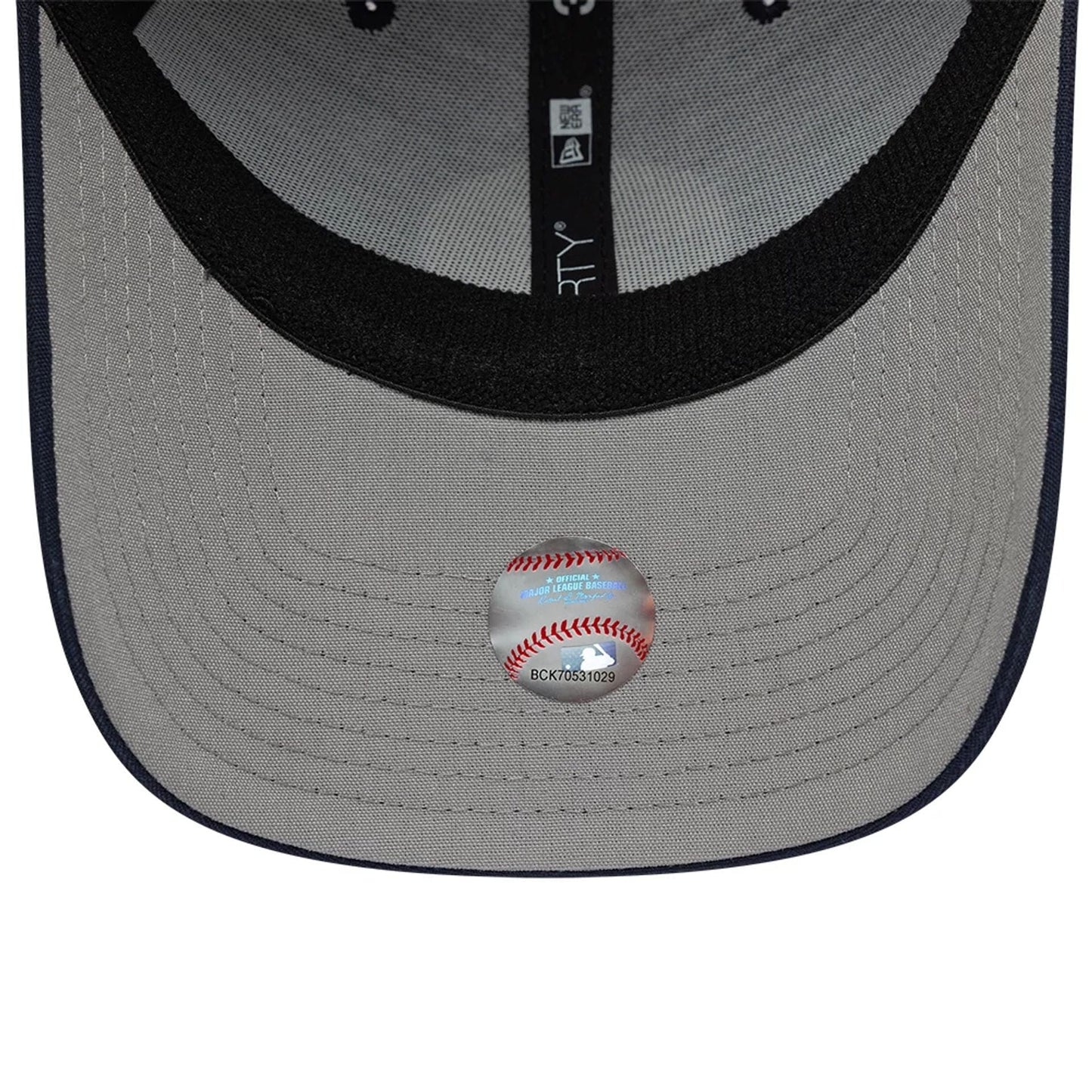 Pictured is this MLB Ripstop New York Yankees 39THIRTY Stretch Fit cap in navy. 2