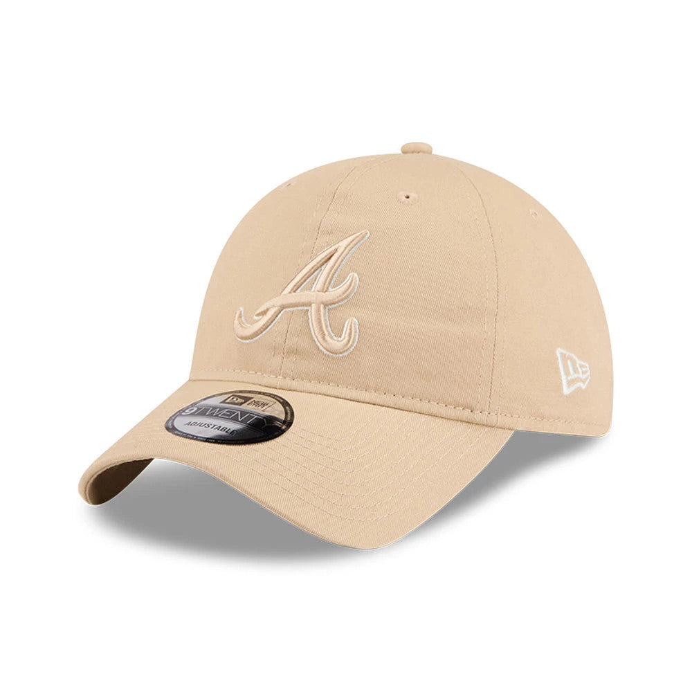 Atlanta Braves MLB Colours Light Beige New Era 9TWENTY Adjustable Cap, three-quarter view showing the cream A logo in raised embroidery on the front panel, with a curved visor and 9TWENTY size sticker.
