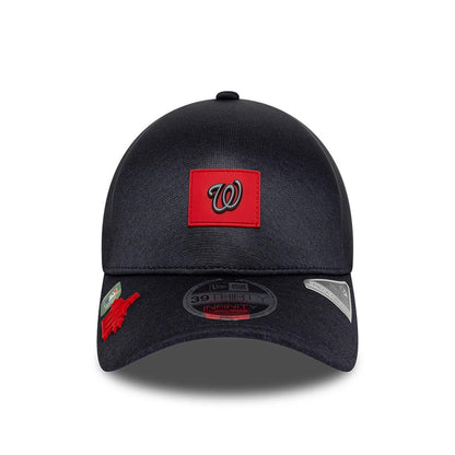 Washington Nationals MLB Clubhouse Black New Era 39THIRTY Infinity Stretch Fit Cap, front view showing a red and white embroidered W logo on the front panel with a 39THIRTY size sticker on the black curved visor.