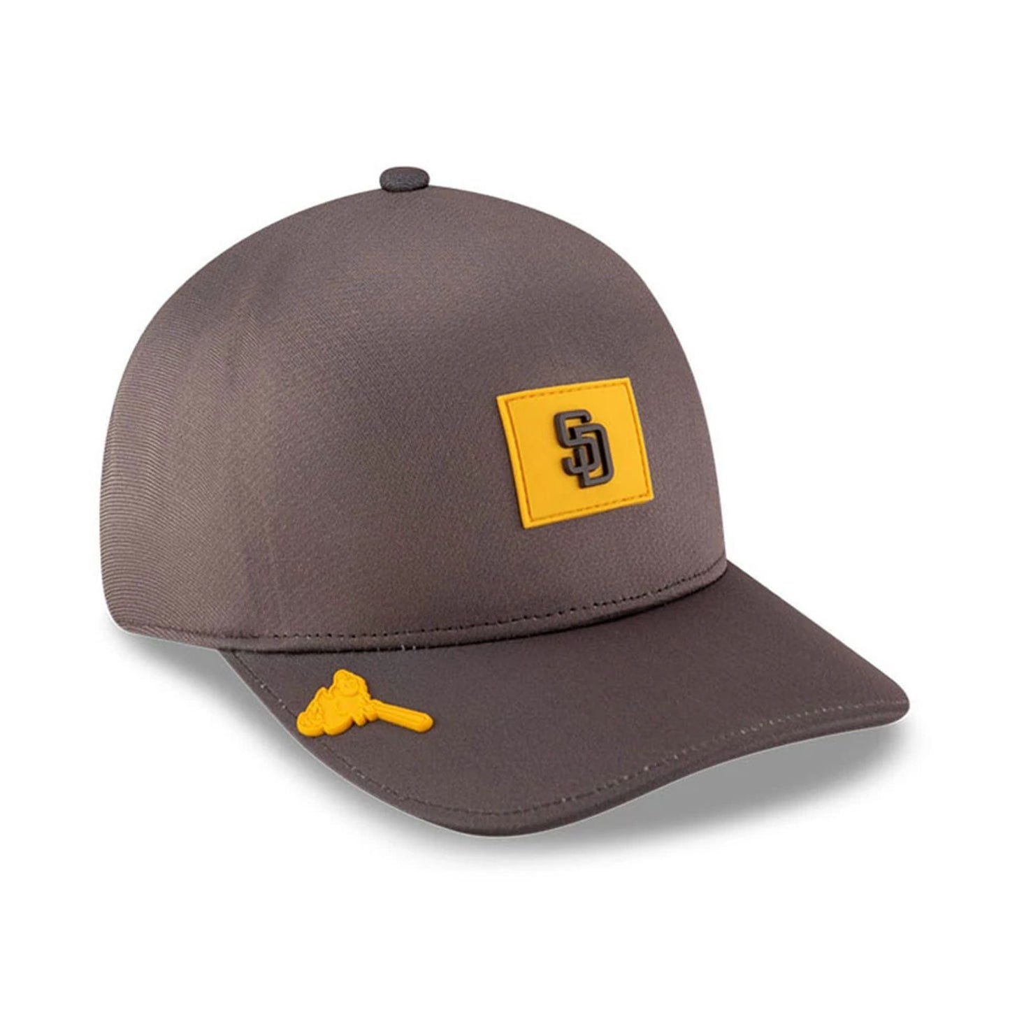 Pictured is this MLB Clubhouse San Diego Padres 39THIRTY Infinity Stretch Fit cap in dark brown. 1