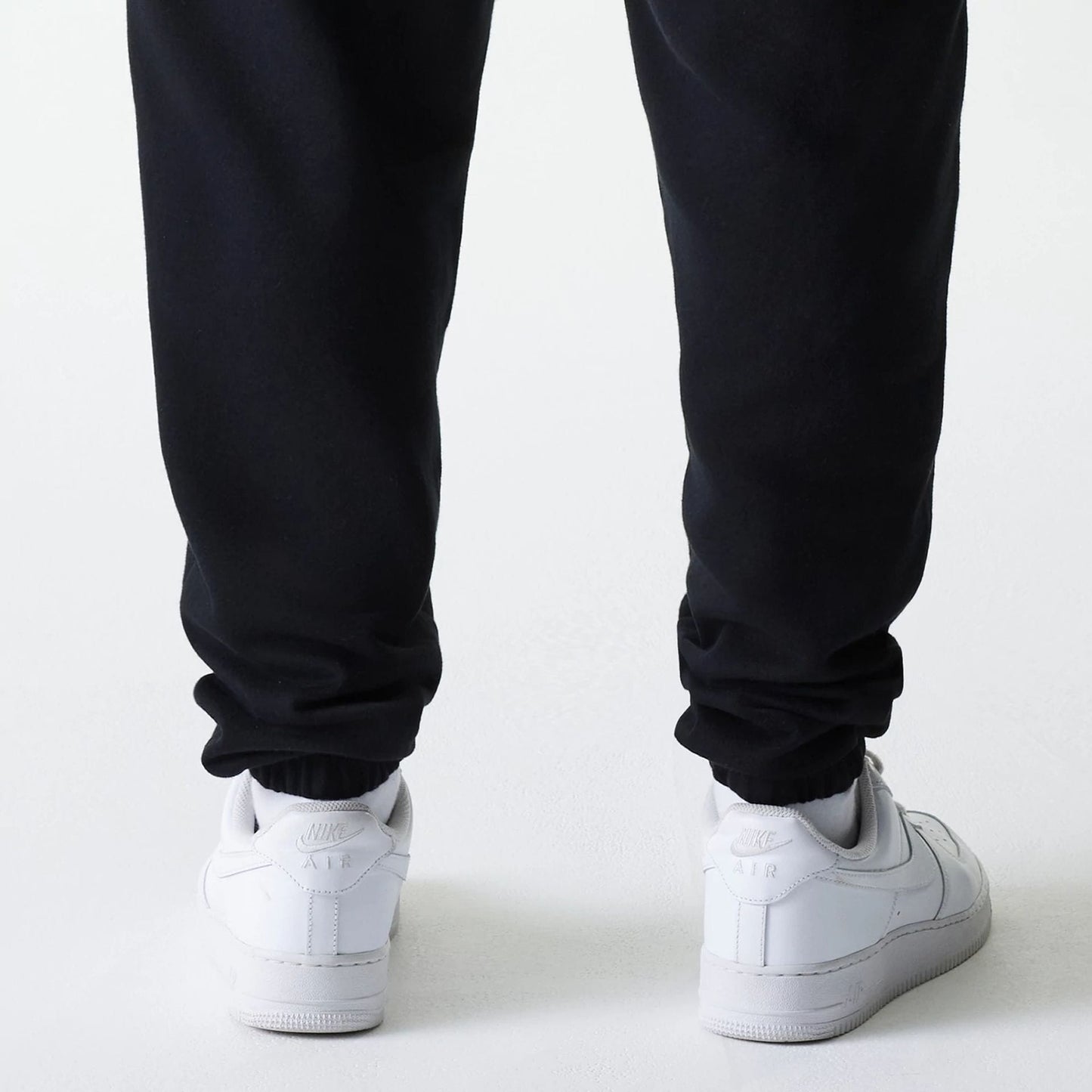 The model is wearing this New Era Cargo Joggers in black. 6