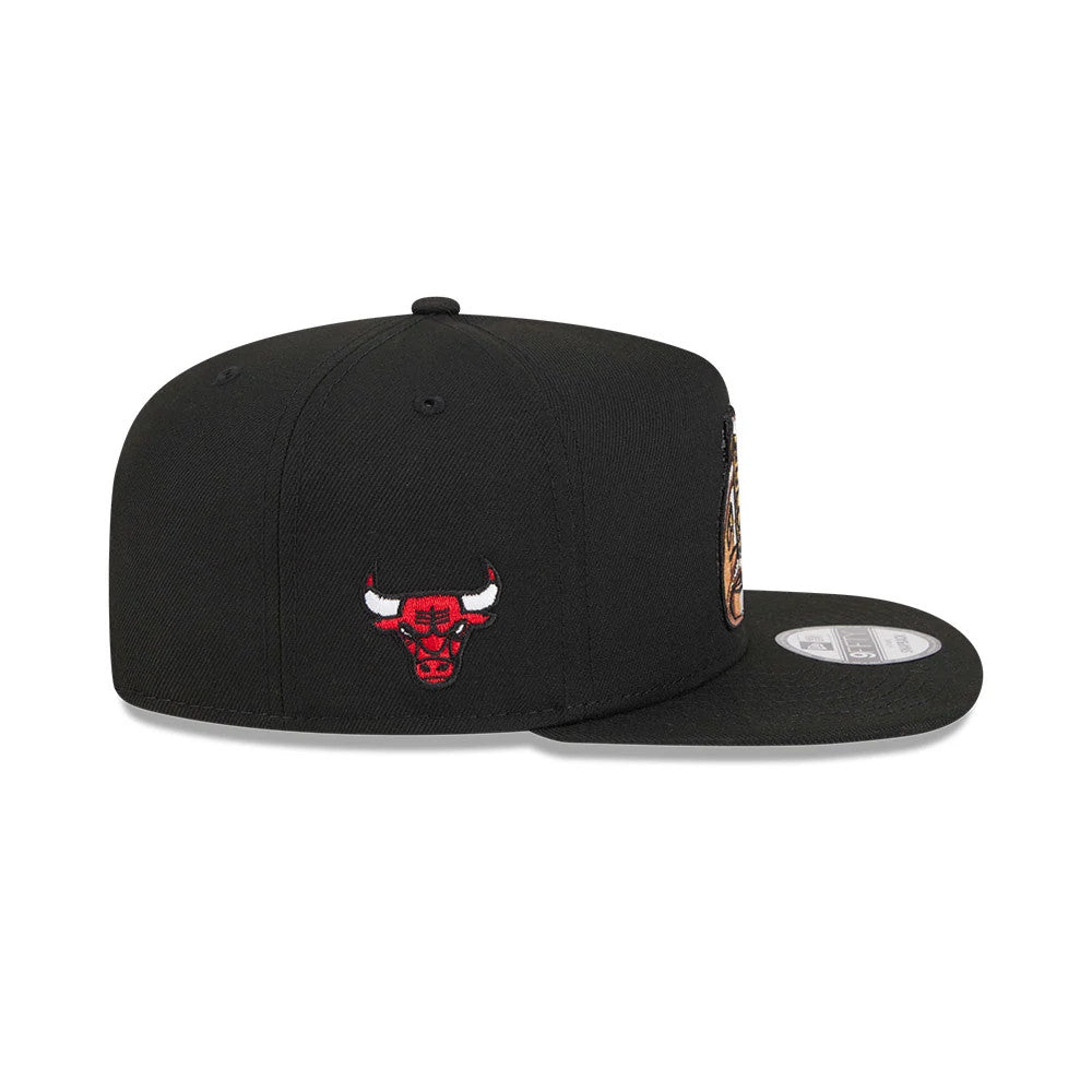 Chicago Bulls NBA Ring Black New Era 9FIFTY A-Frame Snapback Adjustable Cap, side view showing the red and white embroidered Bulls logo on the structured black crown, with a flat black visor and a 9FIFTY size sticker on the top.