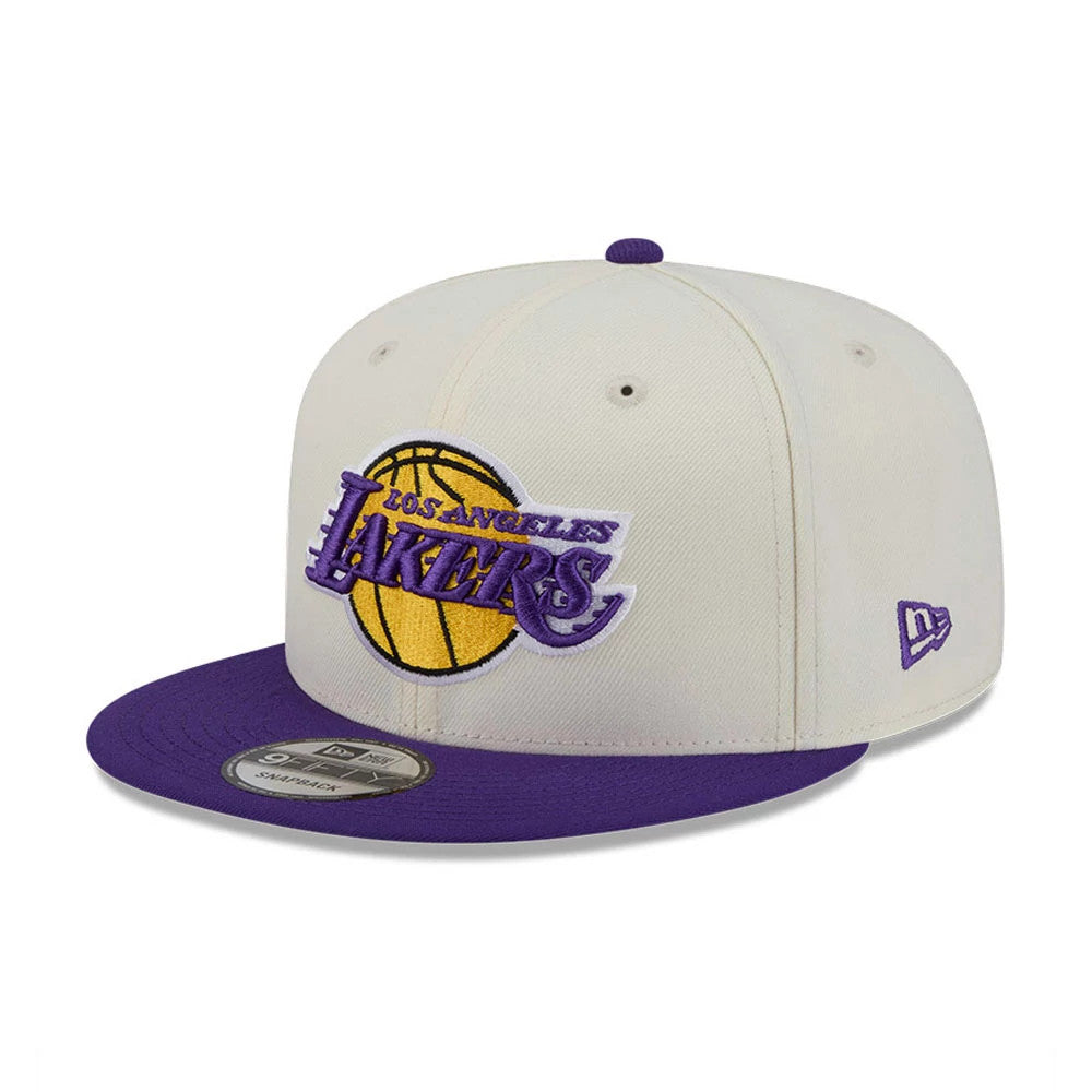 LA Lakers NBA Localized White New Era 9FIFTY Snapback Adjustable Cap, three-quarter view featuring the raised purple and gold embroidered Lakers logo on the front panel, with a purple visor and a 9FIFTY size sticker.