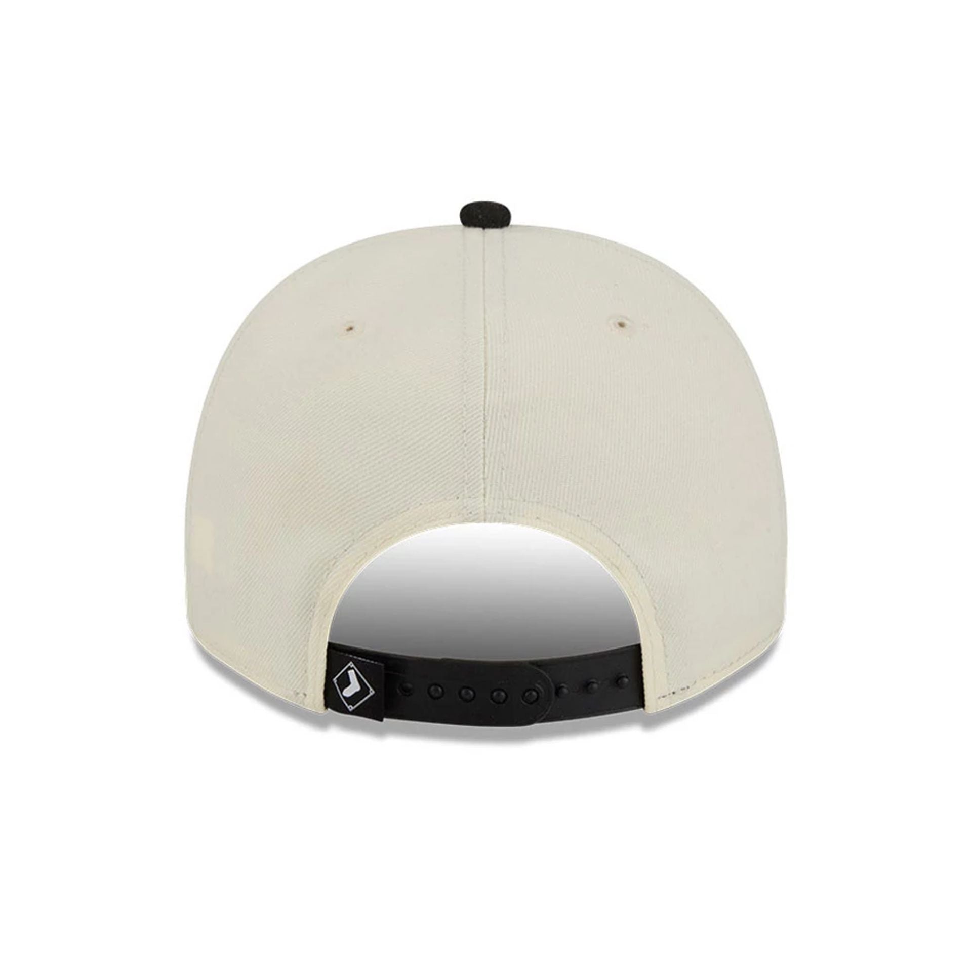 Pictured is this MLB Classic Chicago White Sox 9FIFTY A-Frame Snapback cap in White. 7