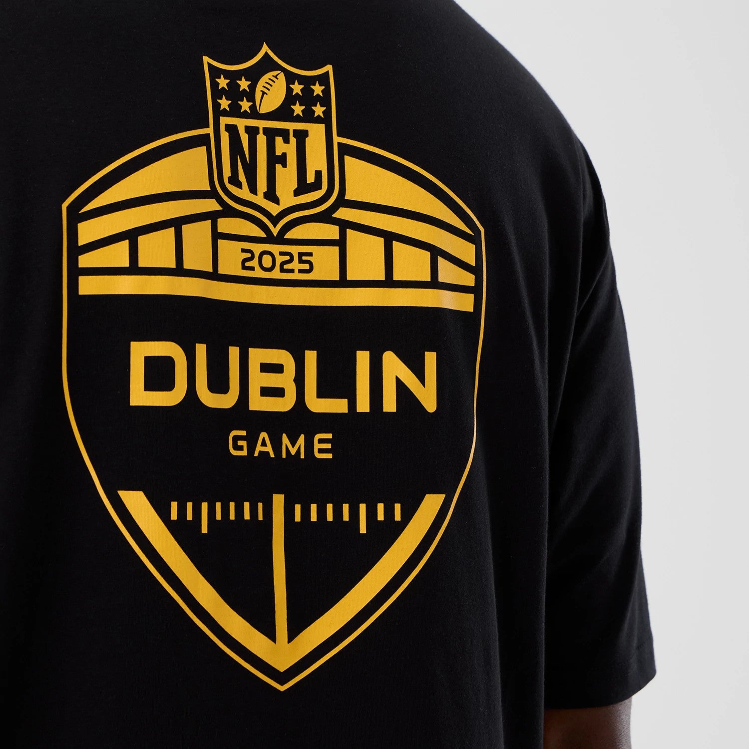 The Male model is wearing Pittsburgh Steelers NFL International Series Games Black Oversized T-Shirt 4