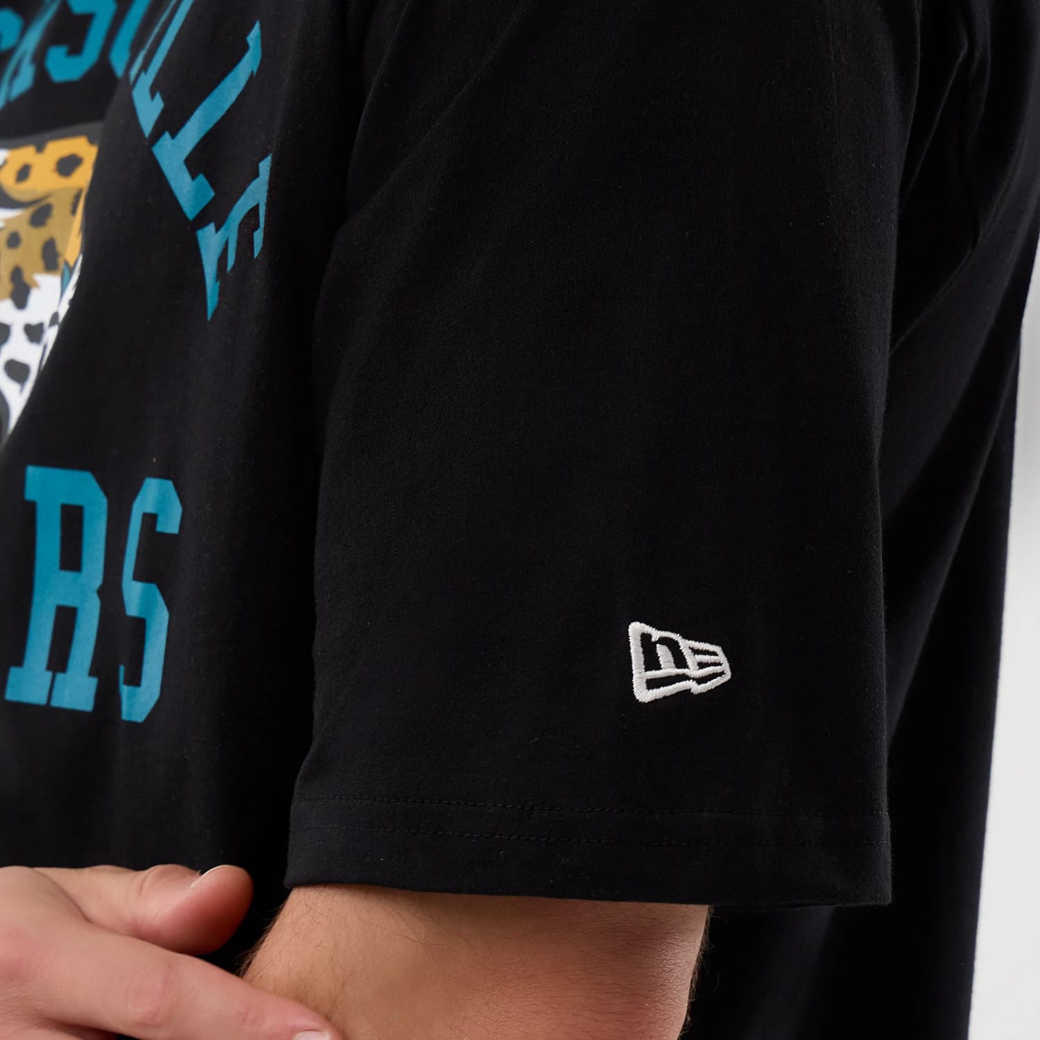 The Male model is wearing Jacksonville Jaguars NFL International Series Games London Black Oversized T-Shirt 6