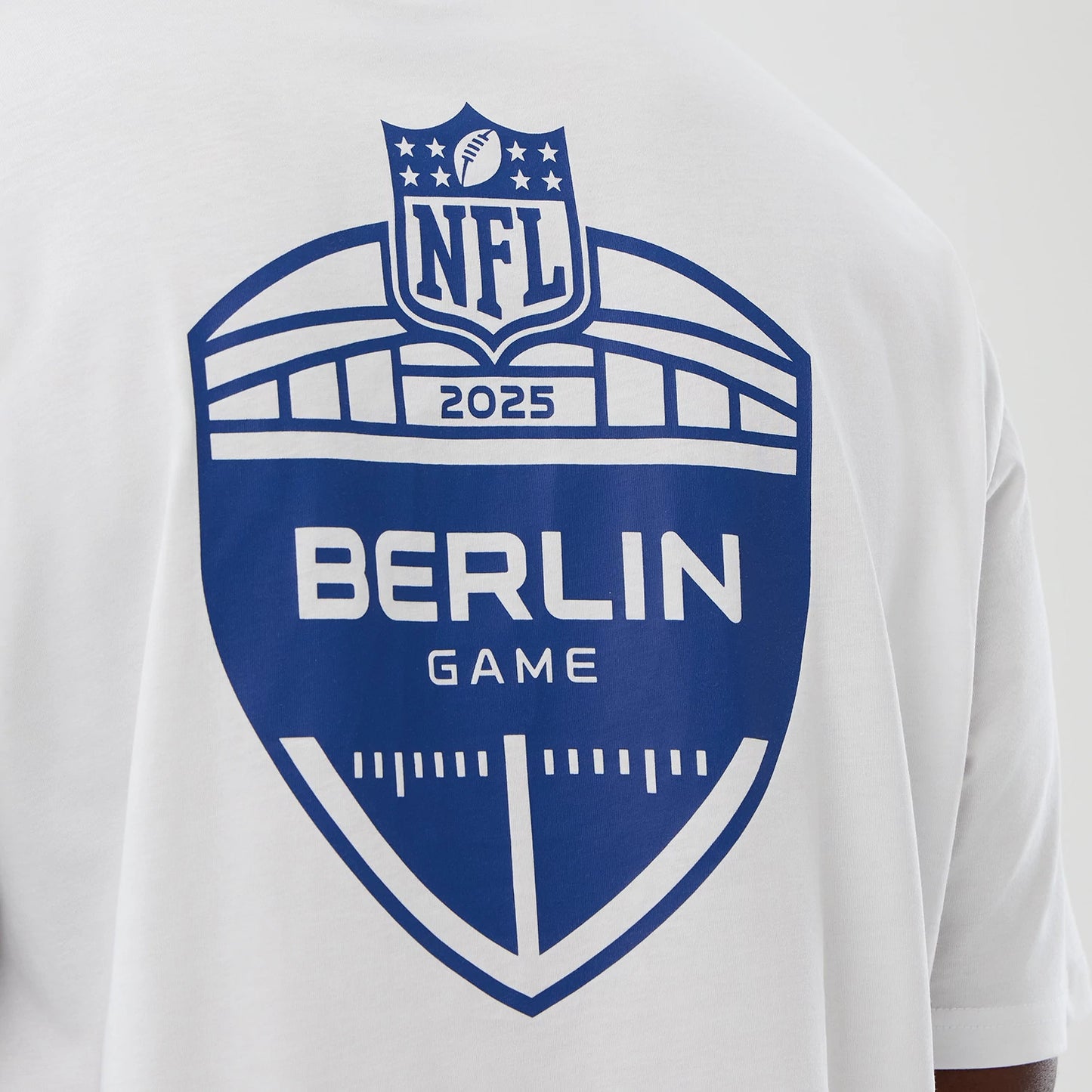 The Male model is wearing Indianapolis Colts NFL International Series Games White Oversized T-Shirt 4
