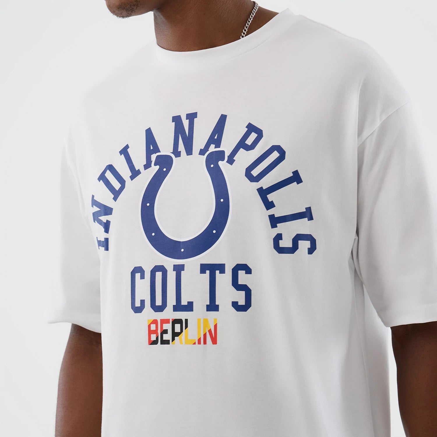 The Male model is wearing Indianapolis Colts NFL International Series Games White Oversized T-Shirt 3