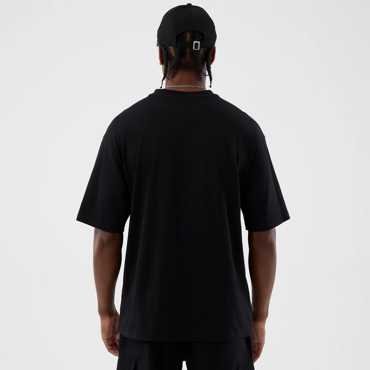 The Male model is wearing Berlin NFL International Series Games Black Oversized T-Shirt 2