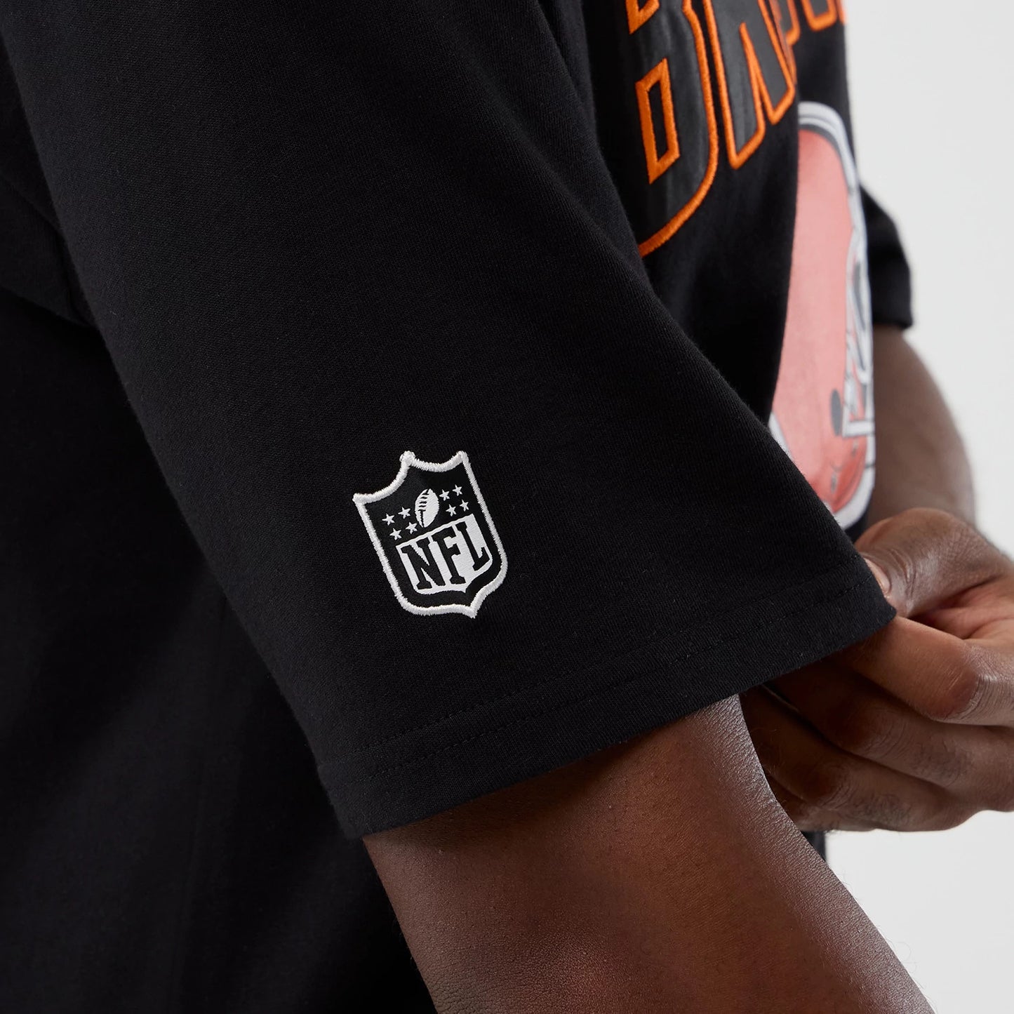 The Male model is wearing Cleveland Browns NFL International Series Games Black Oversized T-Shirt 4