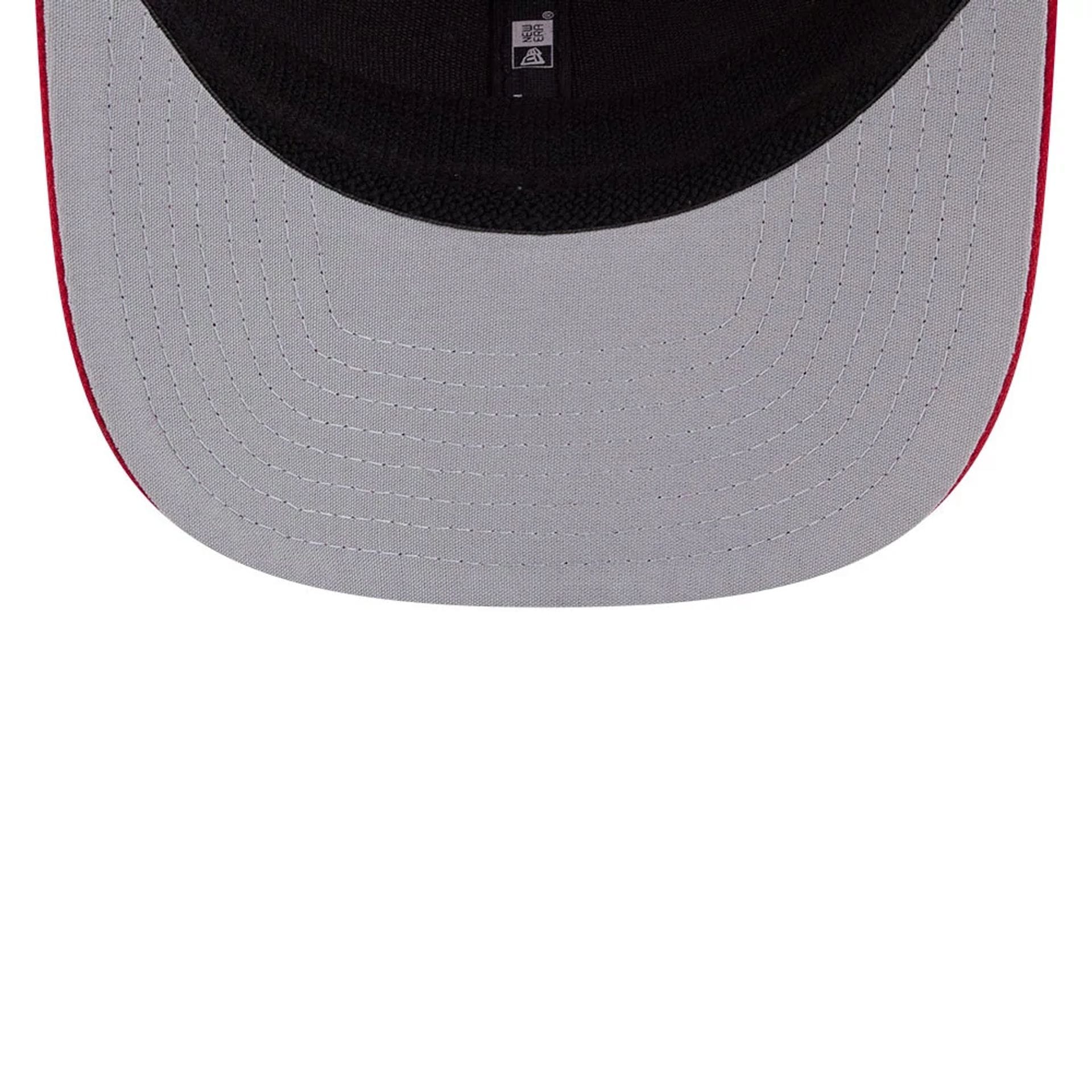 Pictured is this NHL Evergreen Chicago Blackhawks 9SEVENTY Stretch Snap cap in red. 2