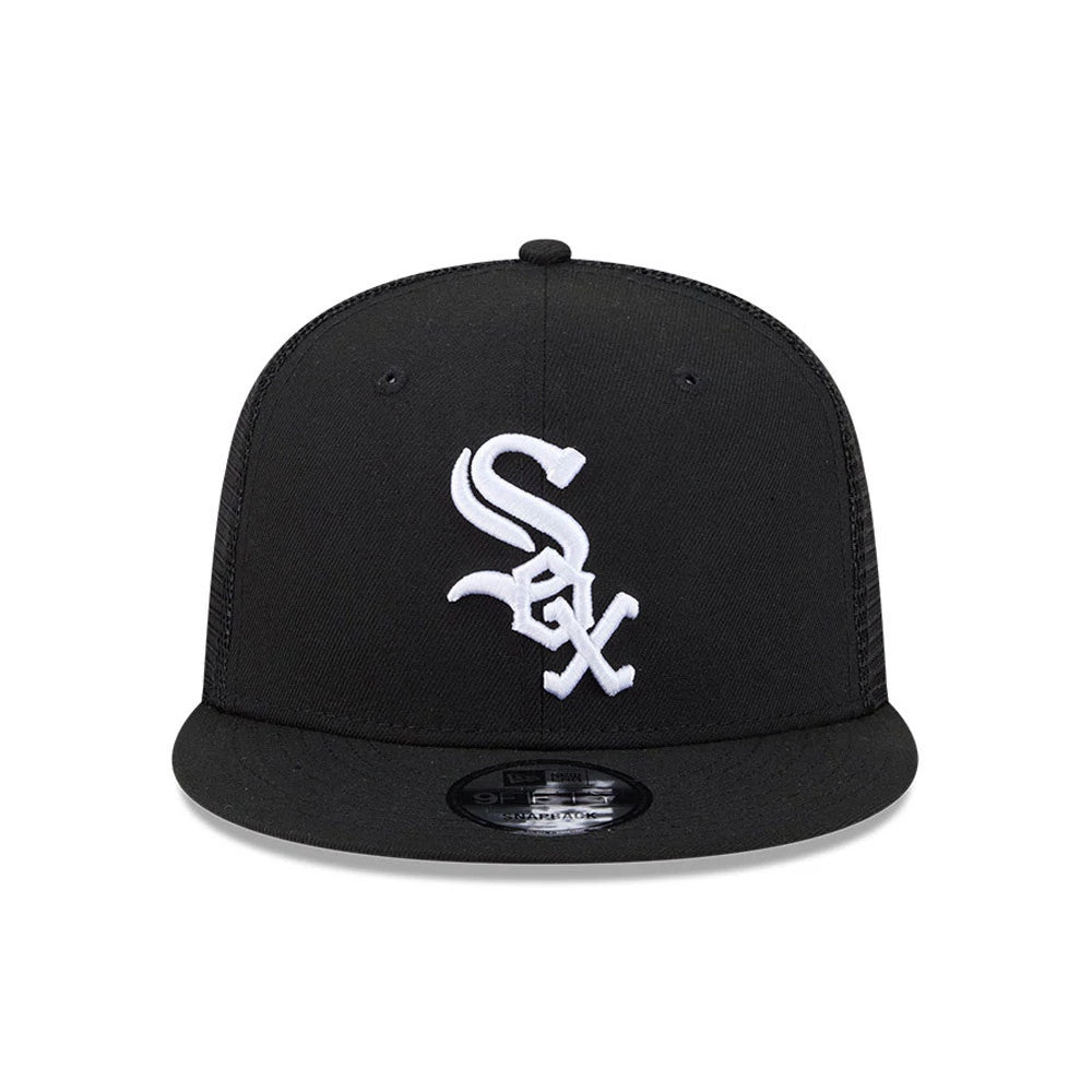 Chicago White Sox MLB Evergreen Black New Era 9FIFTY Trucker Adjustable Cap, front view showing the raised white embroidered Sox logo on the front panel with a black curved visor and a 9FIFTY size sticker on the centre.