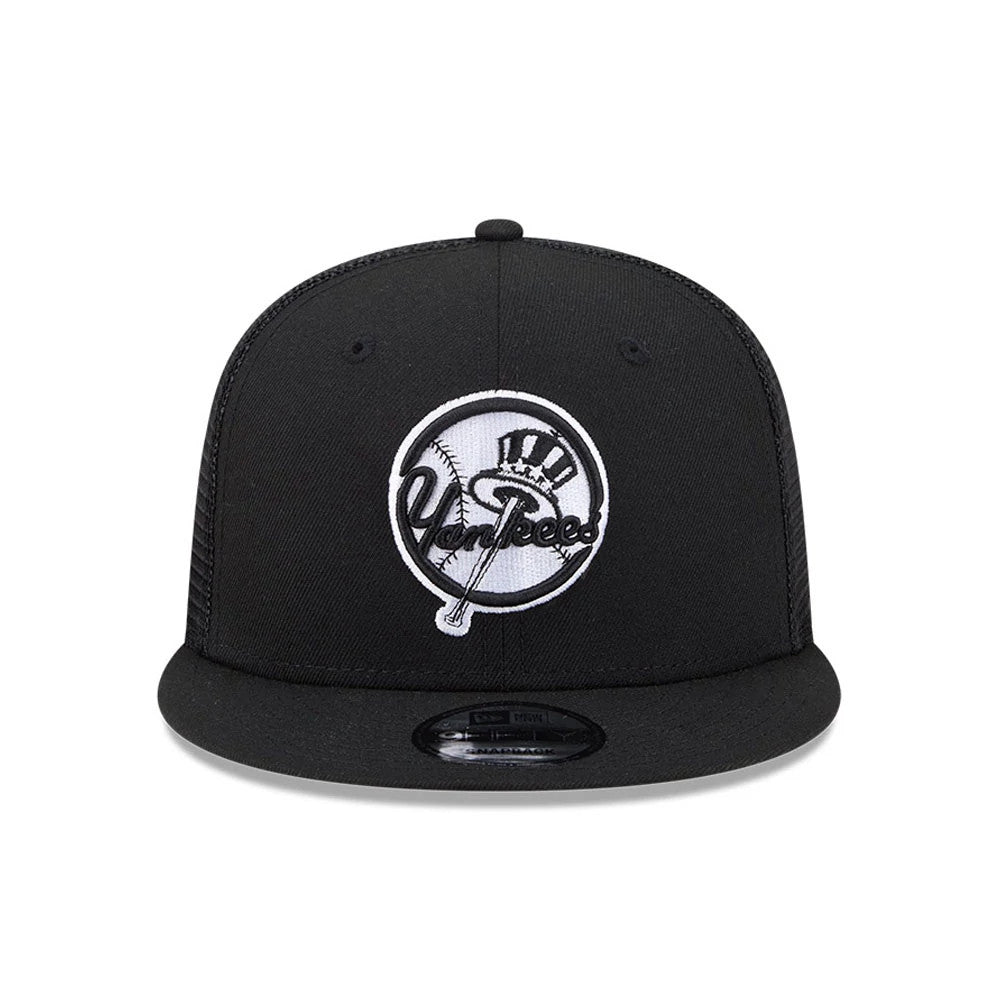New York Yankees MLB Evergreen Black New Era 9FIFTY Trucker Adjustable Cap, front view with a raised black and white Yankees logo on the front panel, black flat visor, and black 9FIFTY size sticker on the visor.