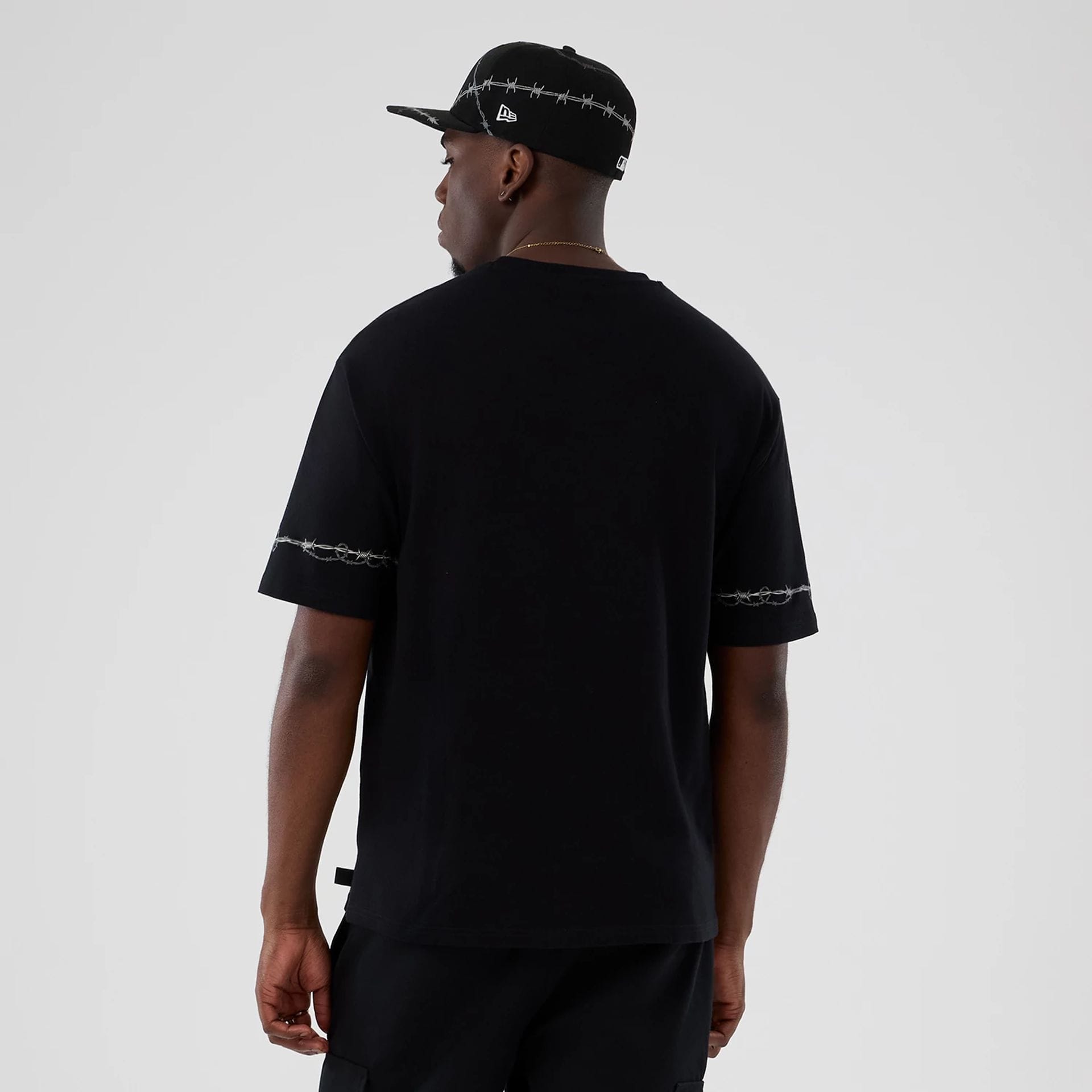 The Male model is wearing New York Yankees MLB Halloween Black Oversized T-Shirt 2