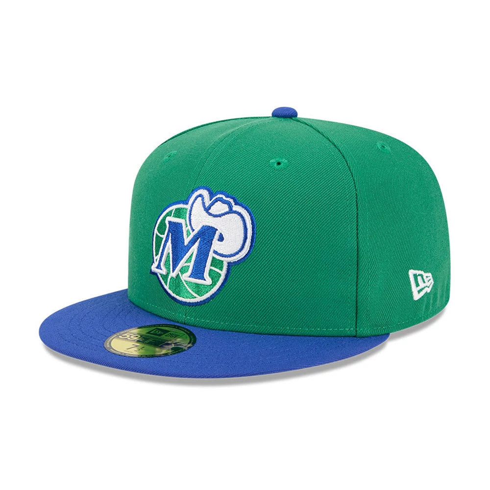 Dallas Mavericks NBA Classic Green New Era 59FIFTY Fitted Cap, three-quarter view with a raised embroidered blue and white Mavericks logo on the front panel, a flat blue visor and a gold 59FIFTY size sticker.