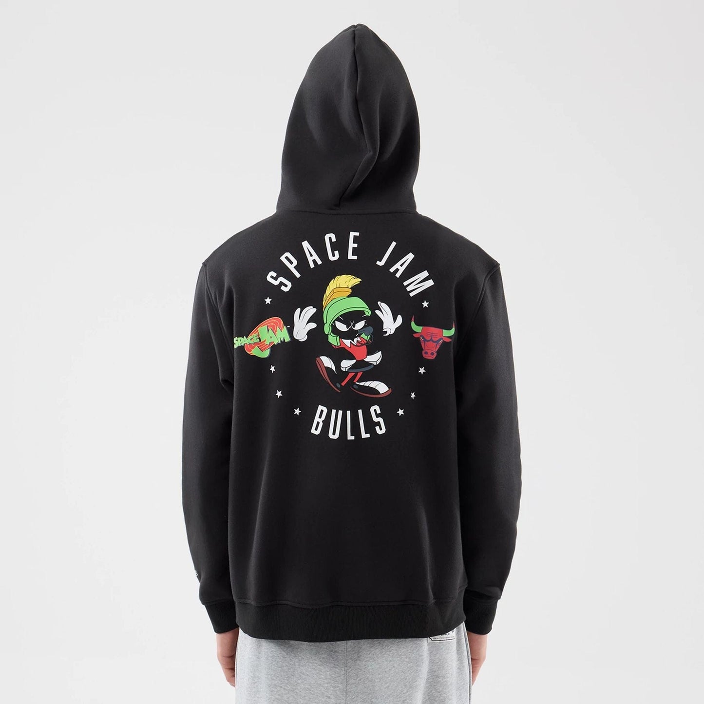 The model is wearing this Space Jam 2 X NBA Chicago Bulls Pullover Hoodie in black. 2