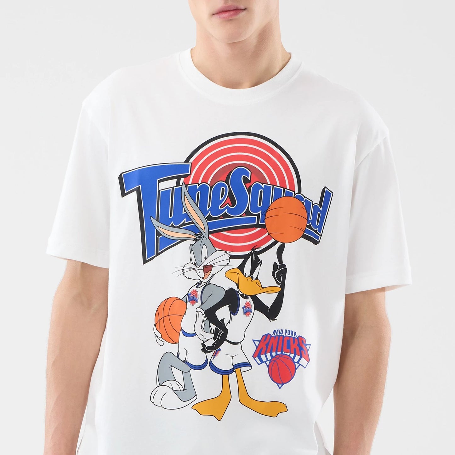 The model is wearing this Space Jam 2 X NBA New York Knicks T-Shirt in white. 3